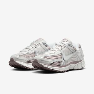NWT Nike Women’s Zoom Vomero 5 Vast Grey/Metallic Silver Running Shoe 7.5